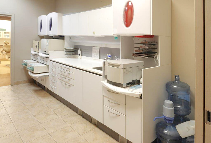 Salle de stérilisation moderne dans une clinique dentaire.